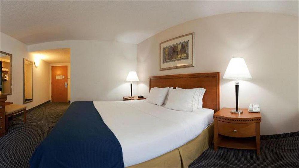 Holiday Inn Express Richmond-Brandermill-Hull Street By Ihg Экстерьер фото